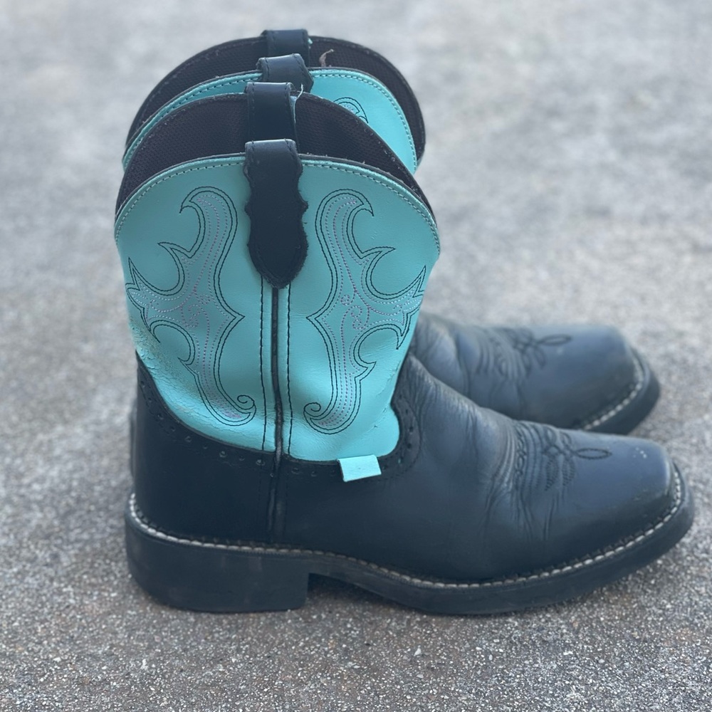 Fit like an 8. Justin Gypsy black and teal boots